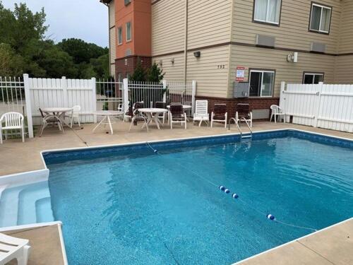 Holiday Inn Express - Wichita North - Park City By Ihg Exterior foto